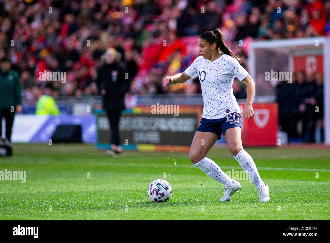 Llanelli, Royaume-Uni. 08th avril 2022. Delphine Cascarino de France en action. Le pays de Galles contre la France dans un qualificateur de coupe du monde féminin de la FIFA au Parc y Scarlets le 8th avril 2022 crédit: Lewis Mitchell/Alay Live News Banque D'Images
