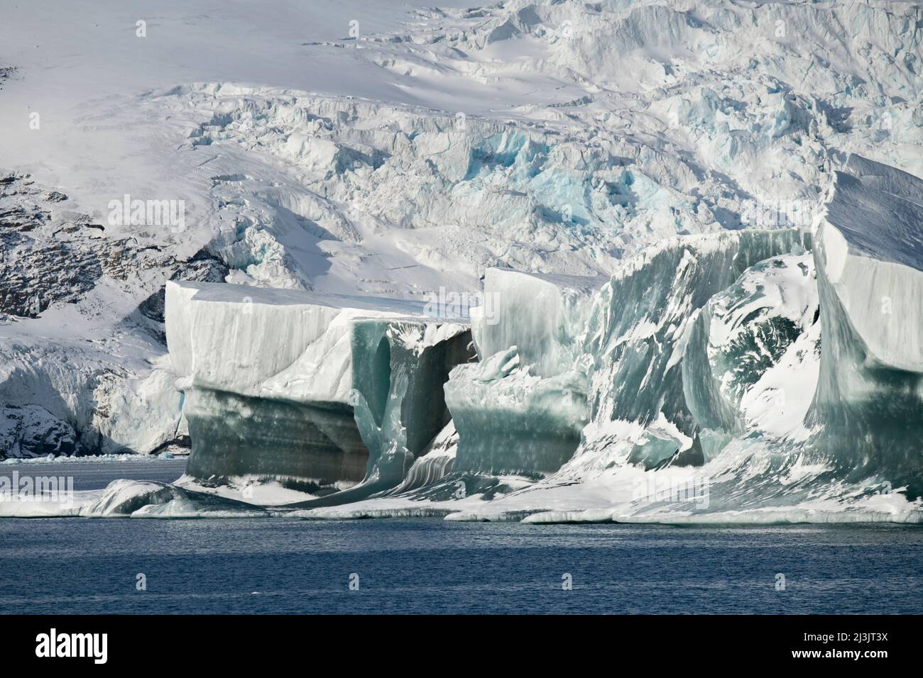 Antarctique, Océan Austral, Iles Orcades du Sud, Ile Coronation. Grand iceberg de glace de jade devant le glacier Sunshine, baie d'Iceberg. Banque D'Images