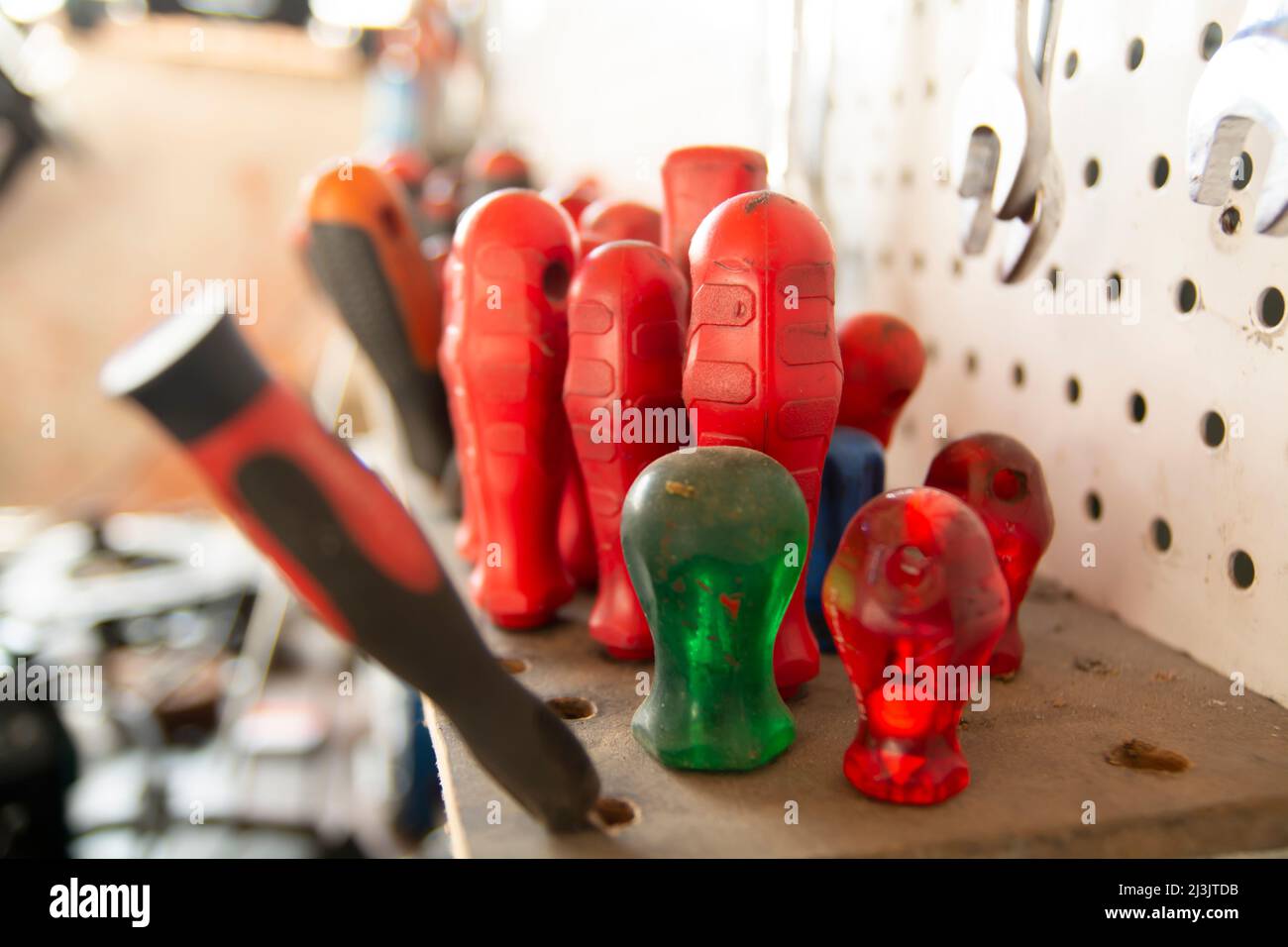 Tournevis sales dans l'atelier Banque D'Images