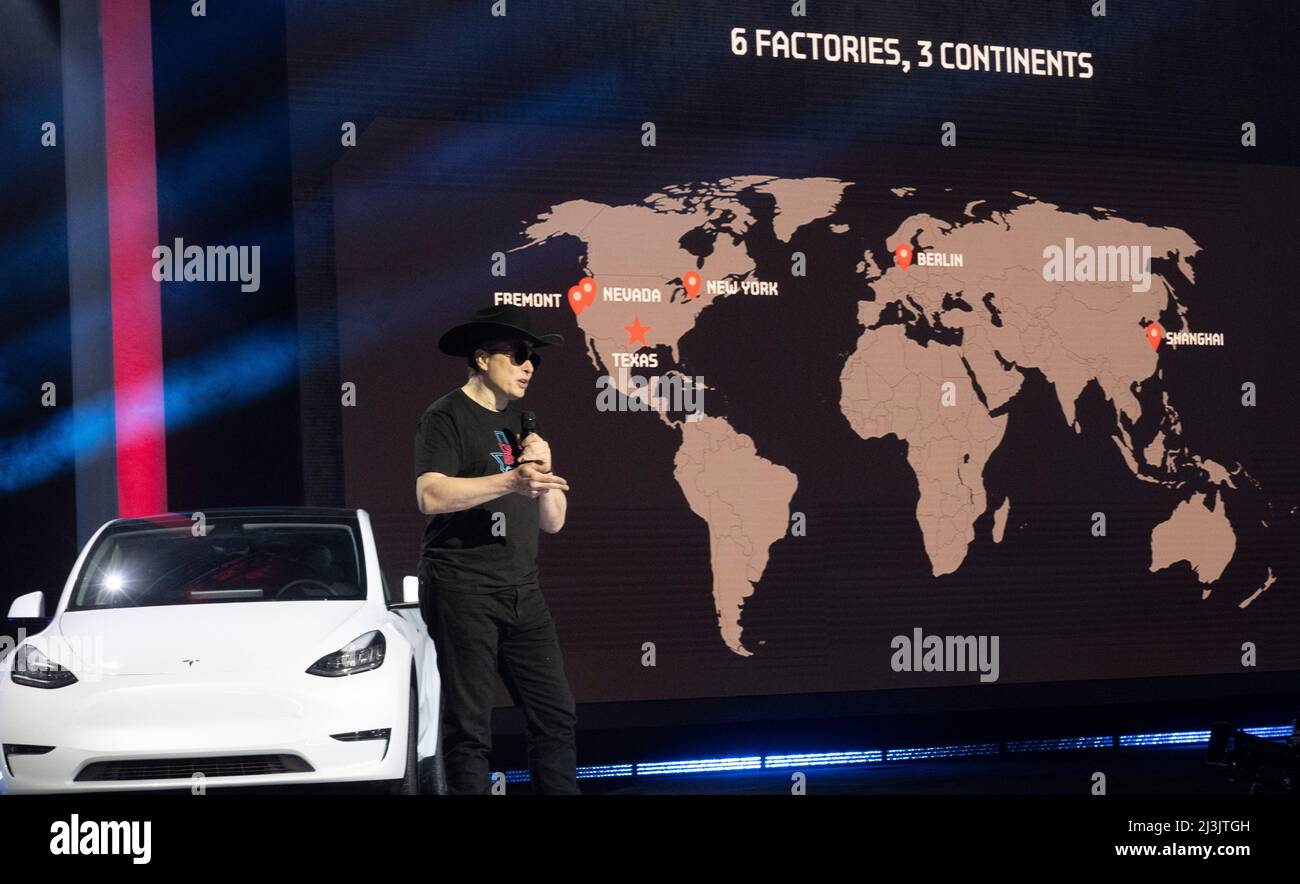 Austin, Texas, États-Unis. 7th avril 2022. ELON MUSK, PDG de Tesla, s'adresse aux 15 000 invités du nouveau Gigafactory Texas de Tesla, près d'Austin, lors de son événement privé d'ouverture officielle. L'usine est la plus grande usine de fabrication des États-Unis et se mettra à produire plus de 1 000 voitures électriques par jour. (Image de crédit : © Bob Daemmrich/ZUMA Press Wire) Banque D'Images