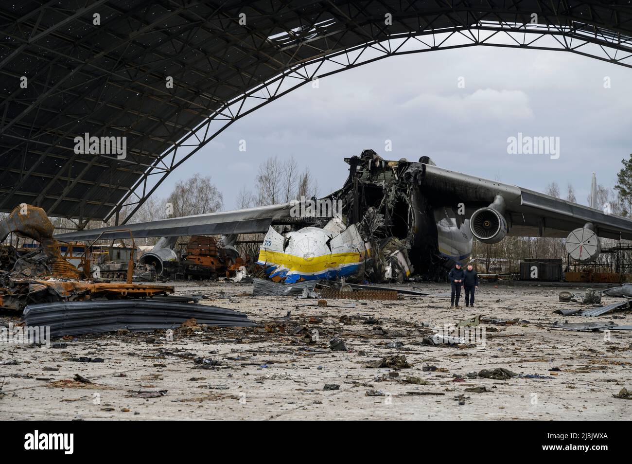 Gostomel, Kiev, Ukraine. 8th avril 2022. Deux hommes ont vu marcher près des vestiges de l'an-225. L'aéroport d'Antonov, également connu sous le nom de Gostomel ou Hostomel Airport (GML), dans la banlieue nord-ouest de Kiev, a été lourdement endommagé lors des attaques russes en février 2022. Les vestiges d'un Antonov AN-124 et de l'an-225 (Mriya/Dream), le plus grand avion du monde, sont visibles dans les hangars. (Credit image: © Valeria Ferraro/ZUMA Press Wire) Credit: ZUMA Press, Inc./Alamy Live News Banque D'Images