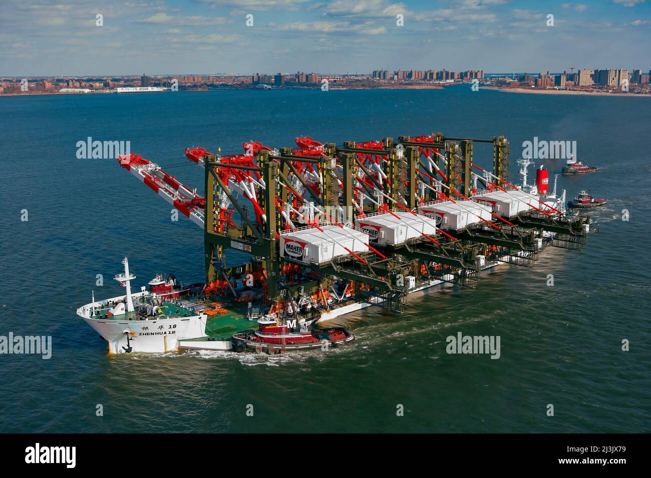 Nouvelle génération ; grues Panamax massive Post arrivant au terminal à conteneurs de Port Newark, NJ fabriqué et expédié de Chine! Banque D'Images