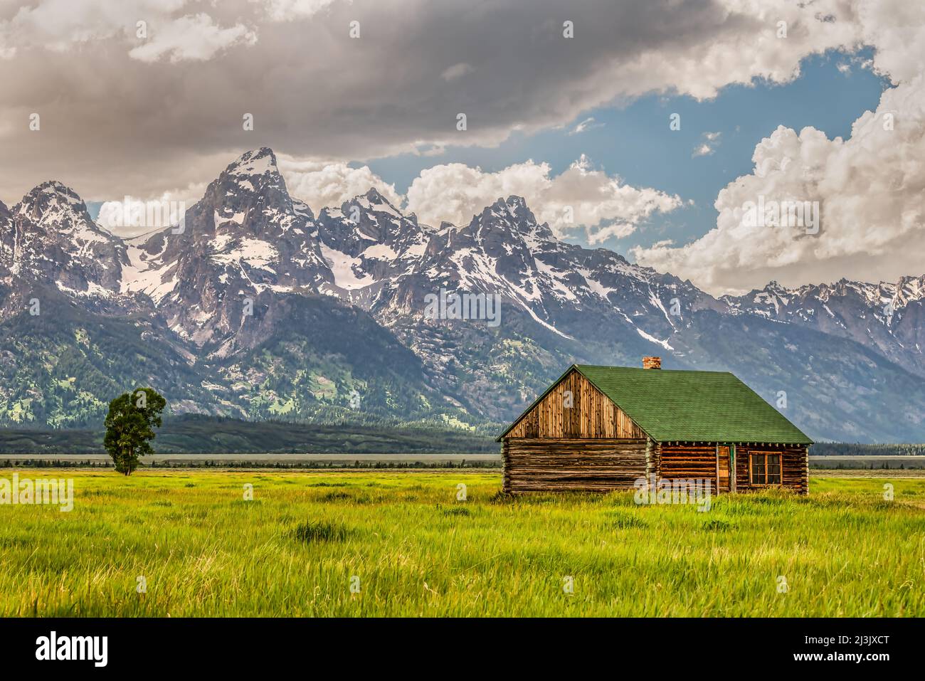Mormon Ranch historique et les montagnes de Grand Teton dans un matin nuageux, Wyoming, États-Unis Banque D'Images