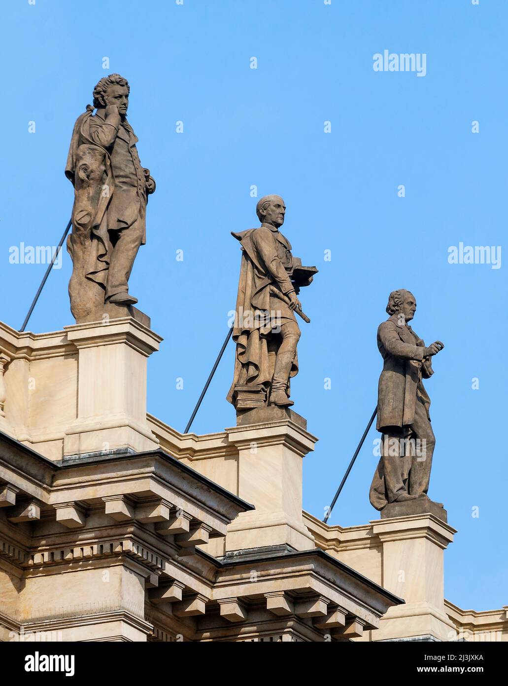 Statues sur une balustrade du centre de concerts et de galeries Rudolfinum, Prague Banque D'Images