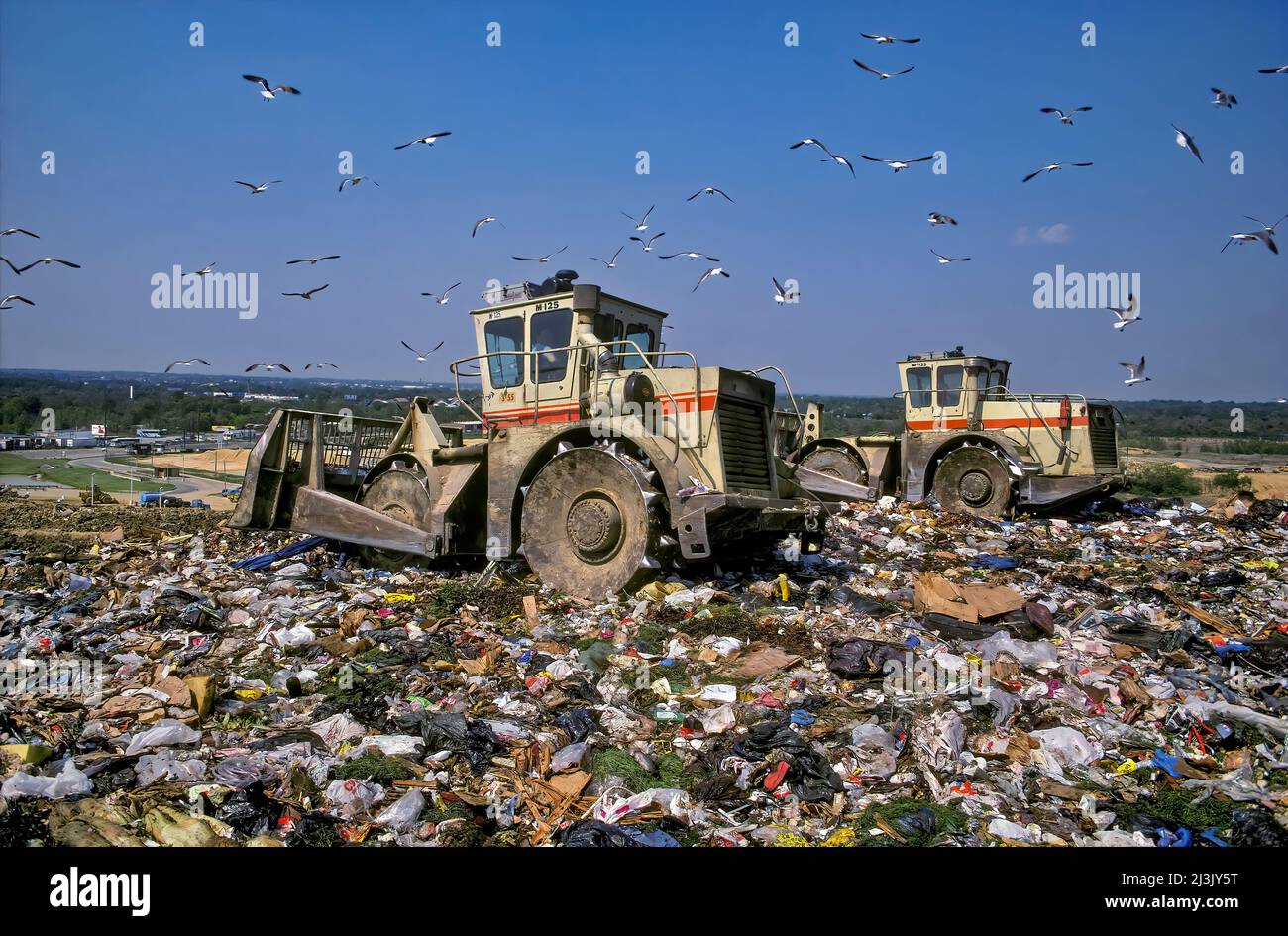 Les pieds de mouton les dozers répandent les déchets sur Landfill, Pennsauken, PA Banque D'Images