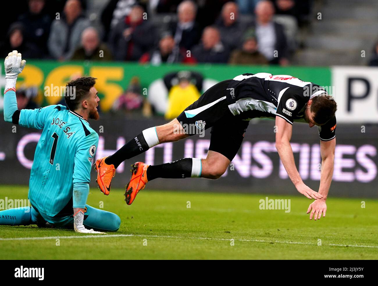 Le gardien de but de Wolverhampton Wanderers Jose sa (à gauche) s'est fouillé Chris Wood de Newcastle United, ce qui a entraîné une pénalité lors du match de la Premier League à St James' Park, Newcastle. Date de la photo: Vendredi 8 avril 2022. Banque D'Images