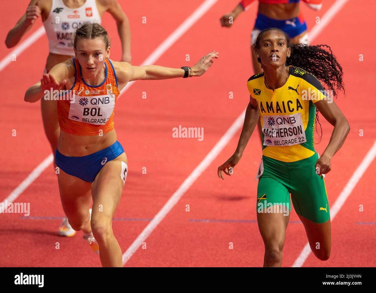 Femke bol et Stephenie Ann McPherson en compétition dans les 400m épreuves le premier jour des Championnats du monde d'athlétisme en salle Belgrade 2022 à Belgrade sont Banque D'Images