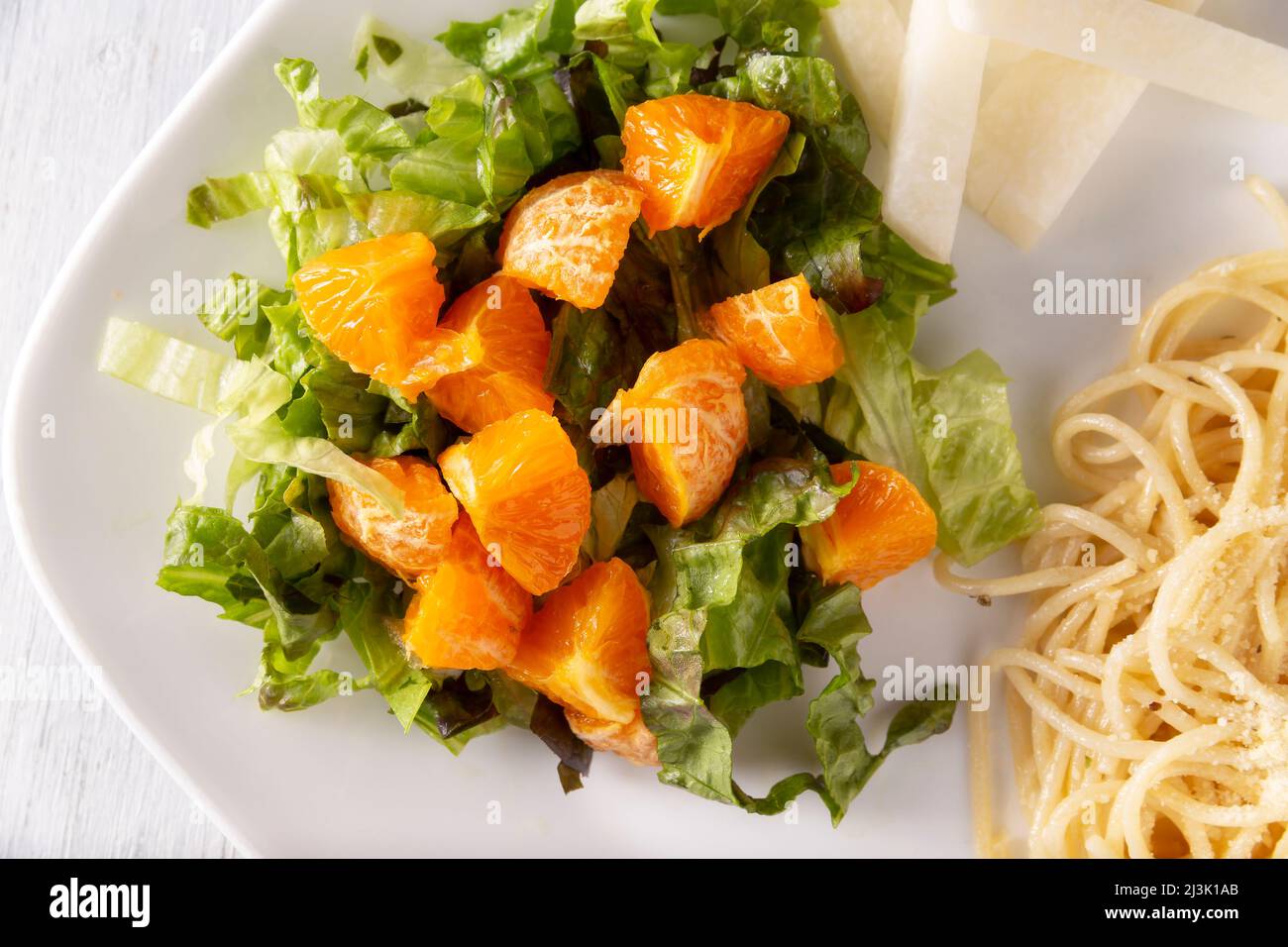 Salade de laitue et de mandarines fraîches, accompagnée de jicama 'Pachyrhizus erosus' également connu sous le nom de haricot mexicain ou navet mexicain. Gros plan. Top vie Banque D'Images