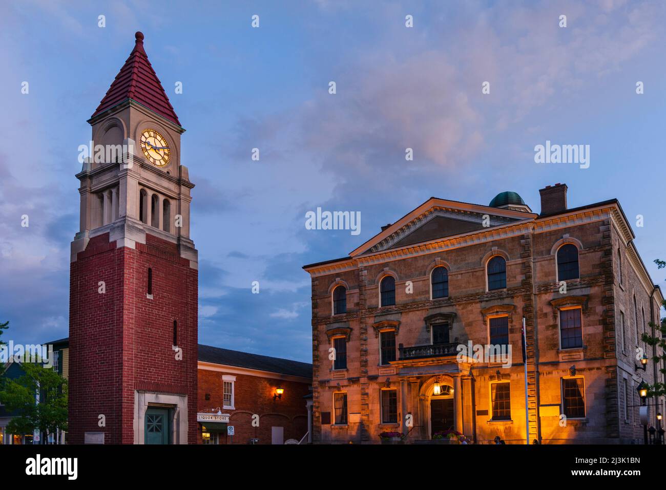 Niagara-on-the-Lake court House et Cenotaph (Tour de l'horloge) sur la rue Queen, la rue principale; Niagara-on-the-Lake (Ontario), Canada Banque D'Images
