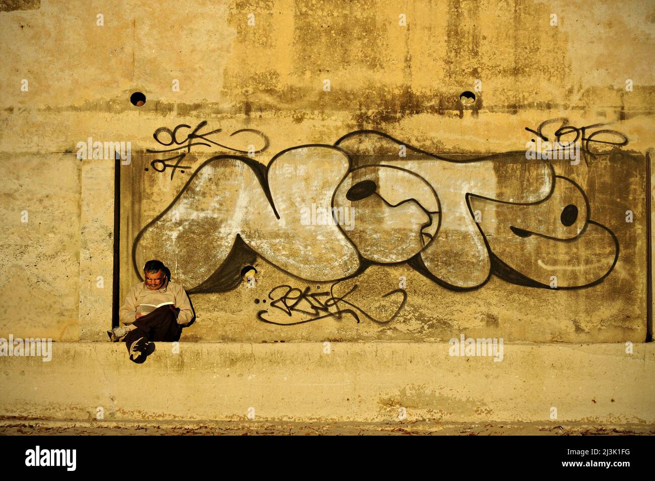 Lecteur et graffiti sur une plage à Sanary-sur-Mer (plage du Lido), Var, Provence-Alpes-Côte d'Azur, France Banque D'Images