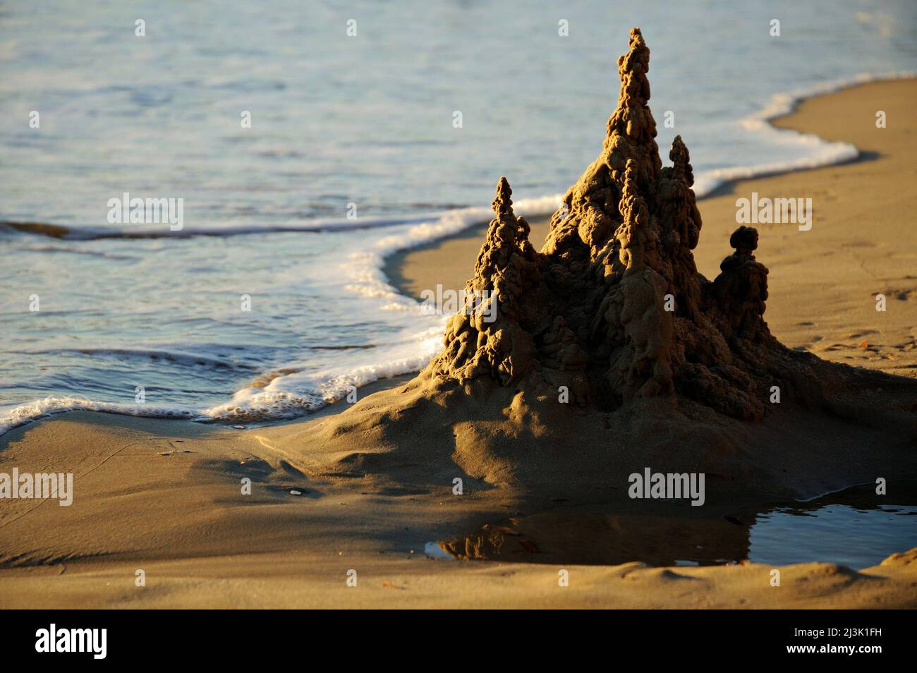 Château de sable sur une plage à Sanary-sur-Mer (plage du Lido), Var, Provence-Alpes-Côte d'Azur, France Banque D'Images