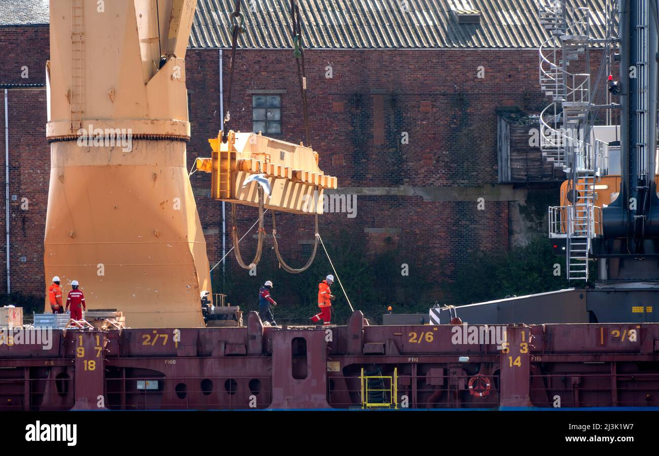 Travailleurs d'un chantier naval de Sunderland; Sunderland, Tyne et Wear, Angleterre Banque D'Images