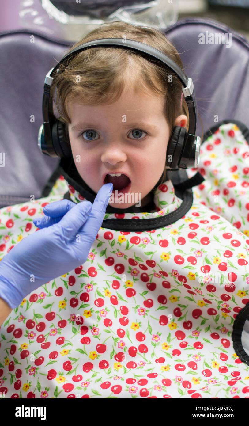 Une fillette de deux ans rend visite au dentiste pour la première fois dans le comté de Loudoun, Virginie, États-Unis d'Amérique Banque D'Images