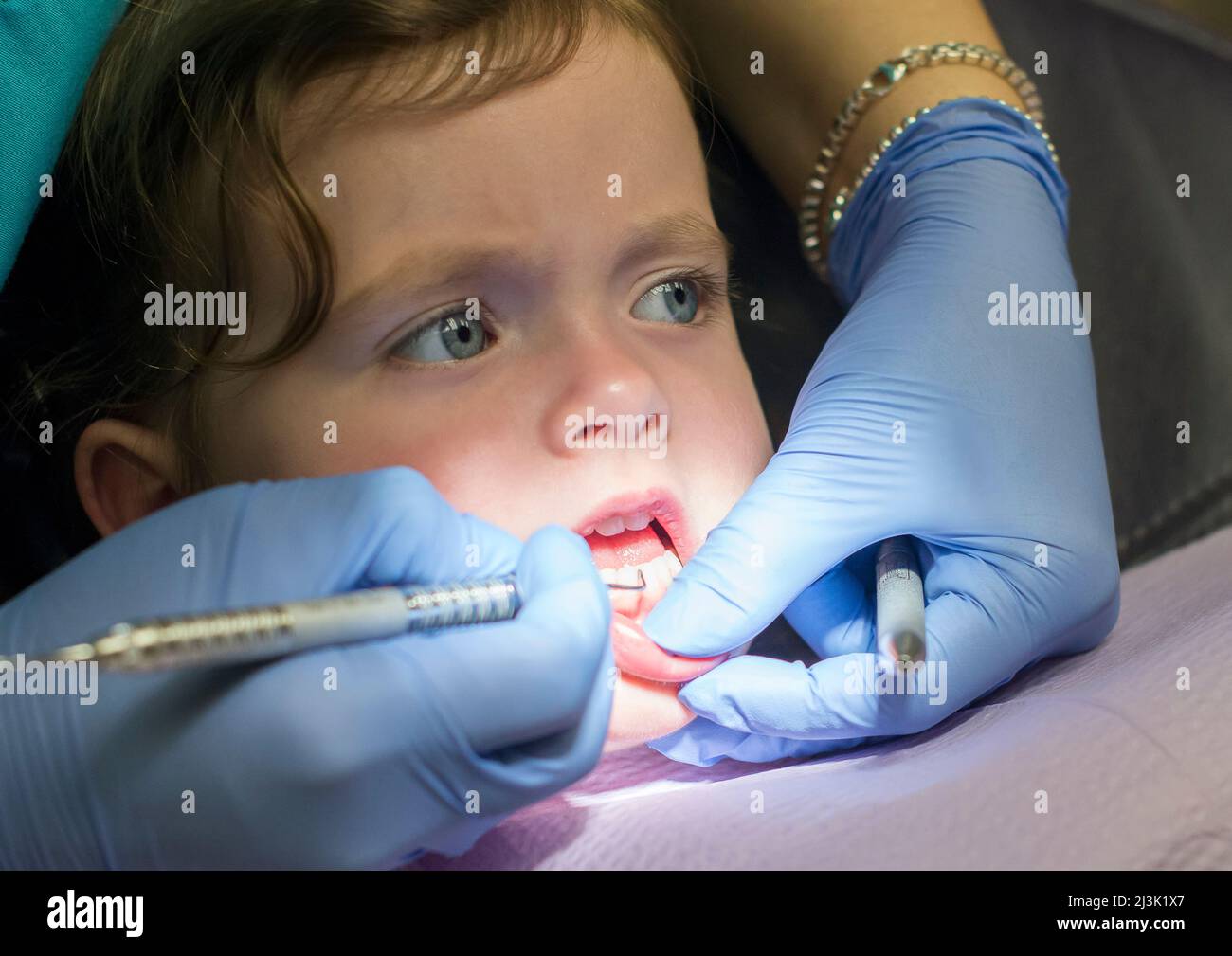 Une fillette de deux ans visite le dentiste pour la première fois Banque D'Images