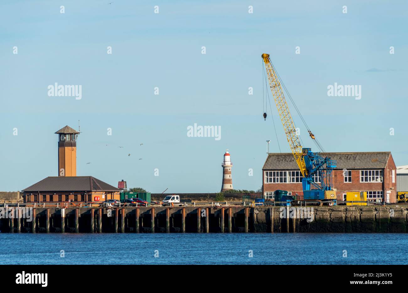 La tour de l'horloge et la grue avec le phare de Roker Pier forment l