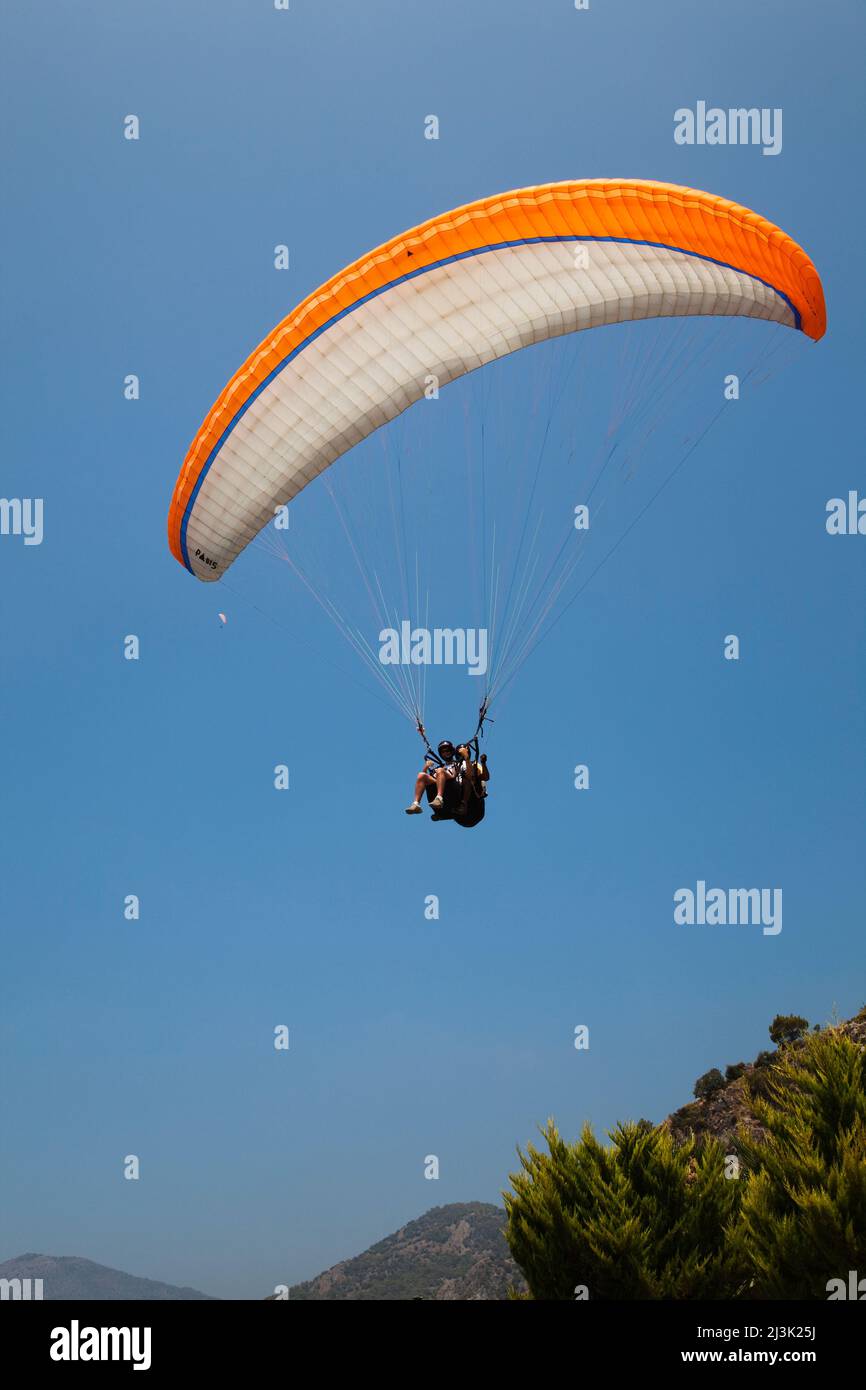Parapente à Oludeniz, près de Fethiye, Turquie; Oludeniz, province de Mugla, Turquie Banque D'Images