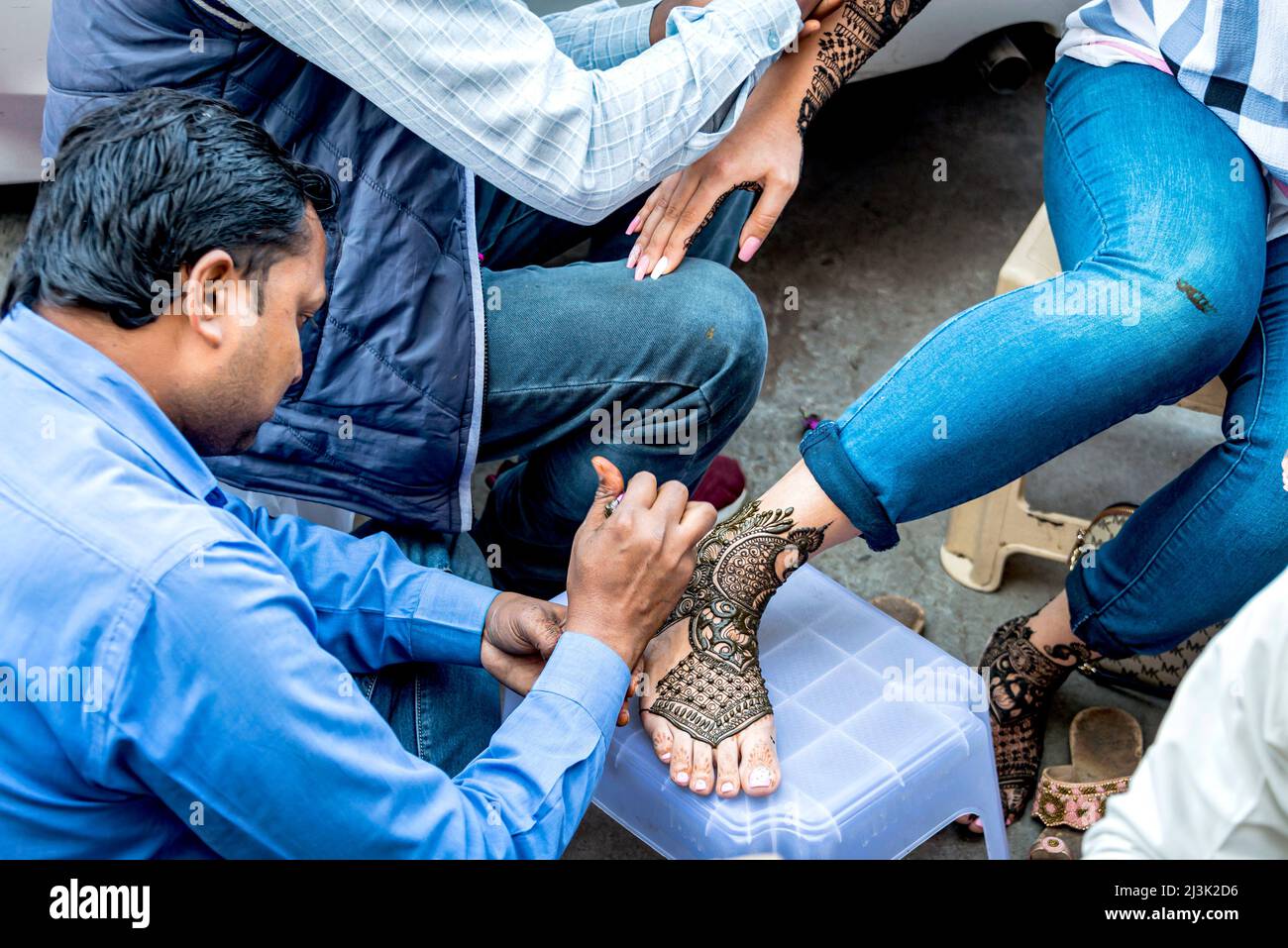 Femme qui reçoit des tatouages au henné (Mehndi) sur les mains et les pieds; Amritsar, Punjab, Inde Banque D'Images