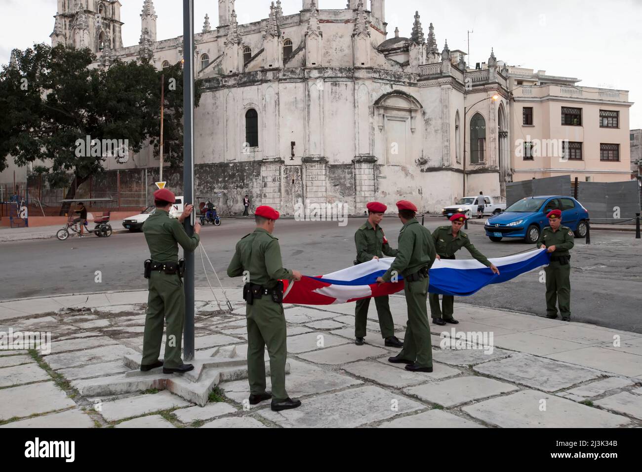 Plusieurs soldats arborent un drapeau cubain dans le centre-ville de la Havane, à Cuba; à la Havane, à Cuba Banque D'Images