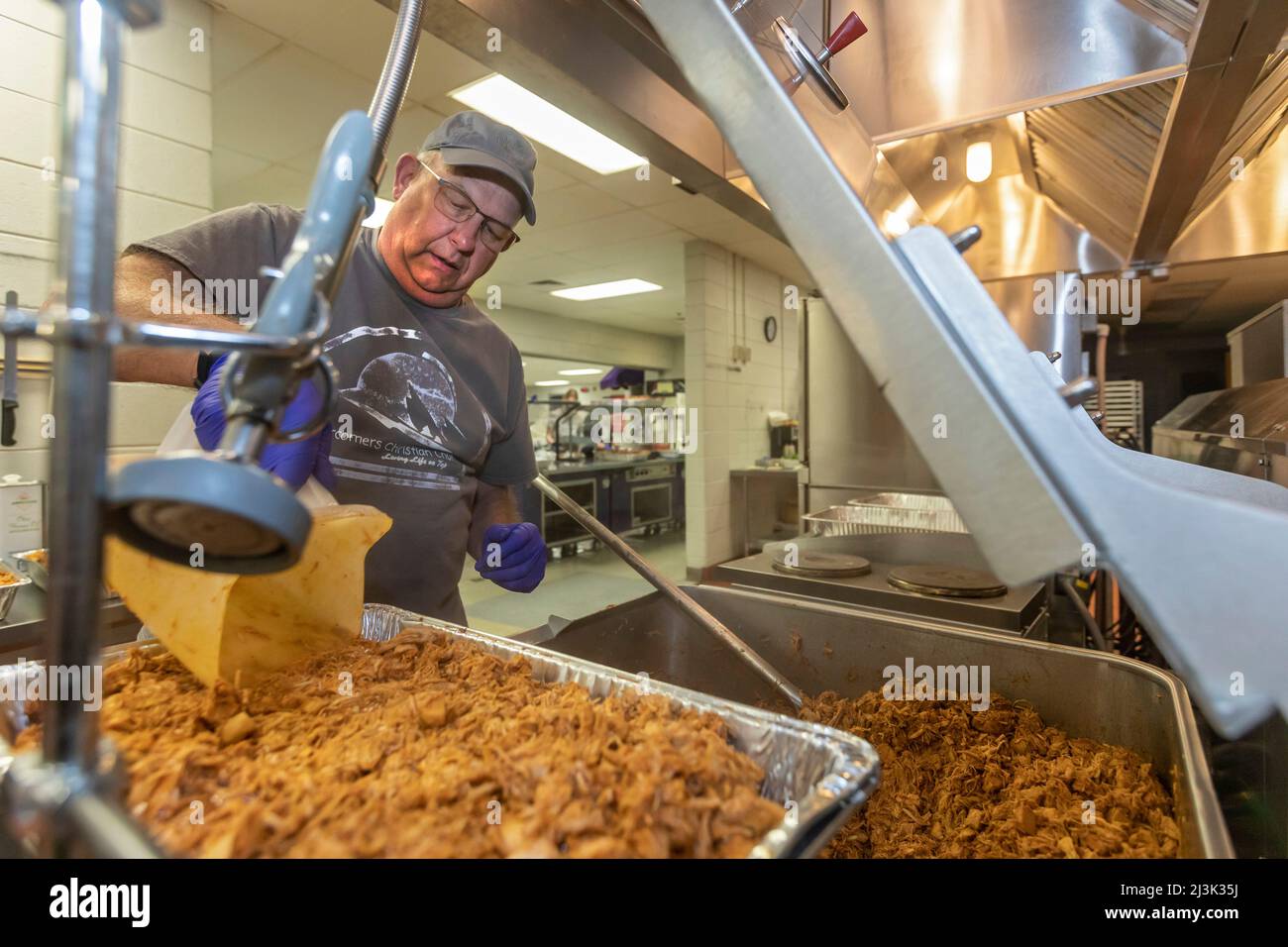 Paducah, Kentucky - Mercy chefs prépare des repas pour les volontaires qui travaillent à réparer les dommages de la tornade de décembre 2021 qui a dévasté les villes de l'ouest de K Banque D'Images