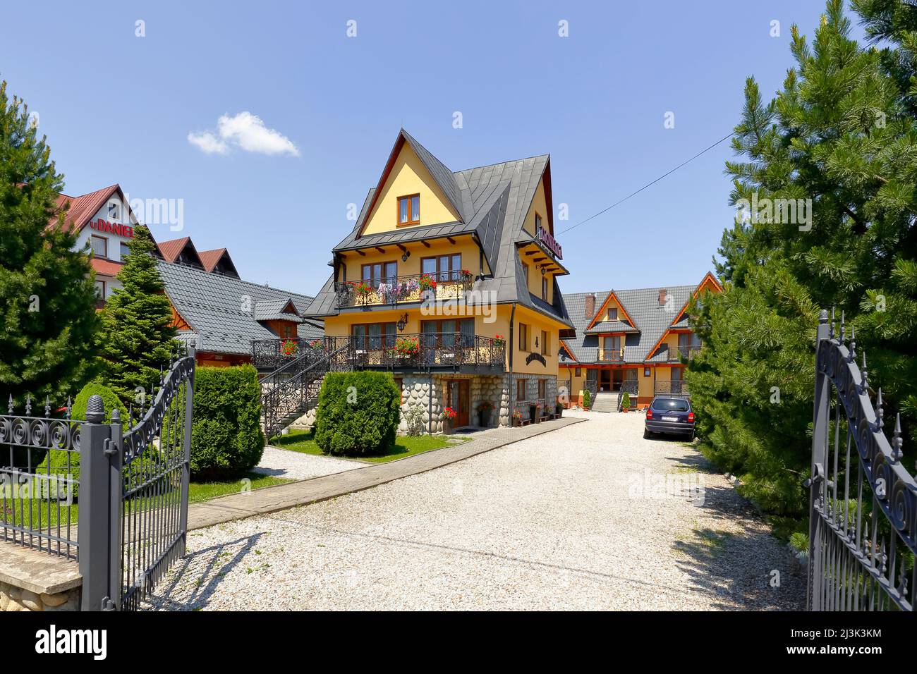 Zakopane, Pologne - 13 juin 2015 : l'aspect contemporain du bâtiment fait référence au style architectural traditionnel de la région de Podhale. Il Banque D'Images