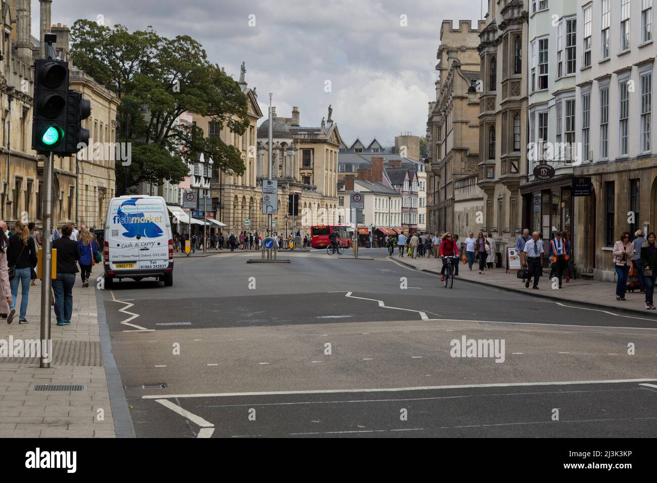 Royaume-uni, Angleterre, Oxford. Scène de rue haute. Banque D'Images