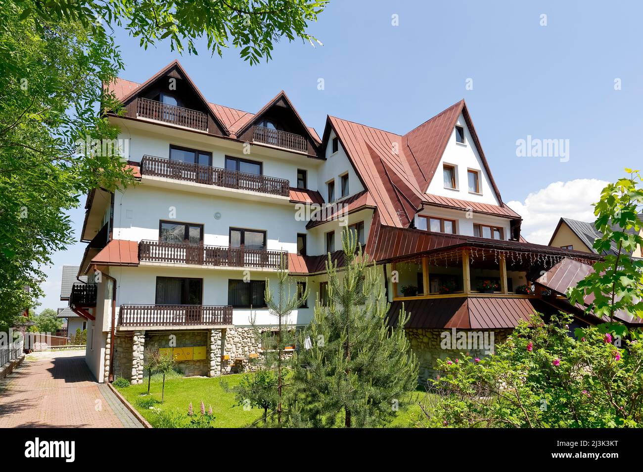 Zakopane, Pologne - 13 juin 2015 : l'aspect contemporain du bâtiment fait référence au style architectural traditionnel de la région de Podhale. GUE Banque D'Images