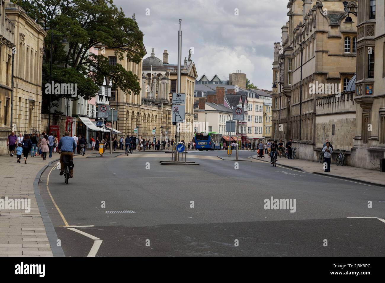 Royaume-uni, Angleterre, Oxford. Scène de rue haute. Banque D'Images