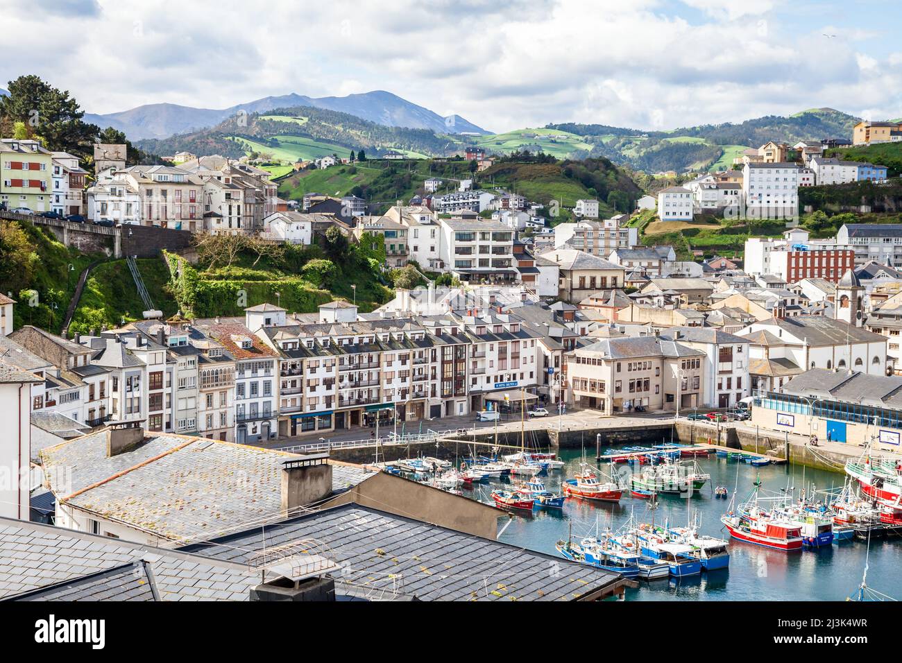 LUARCA, ESPAGNE - 25 AVRIL 2015 - Port maritime de Luarca Banque D'Images