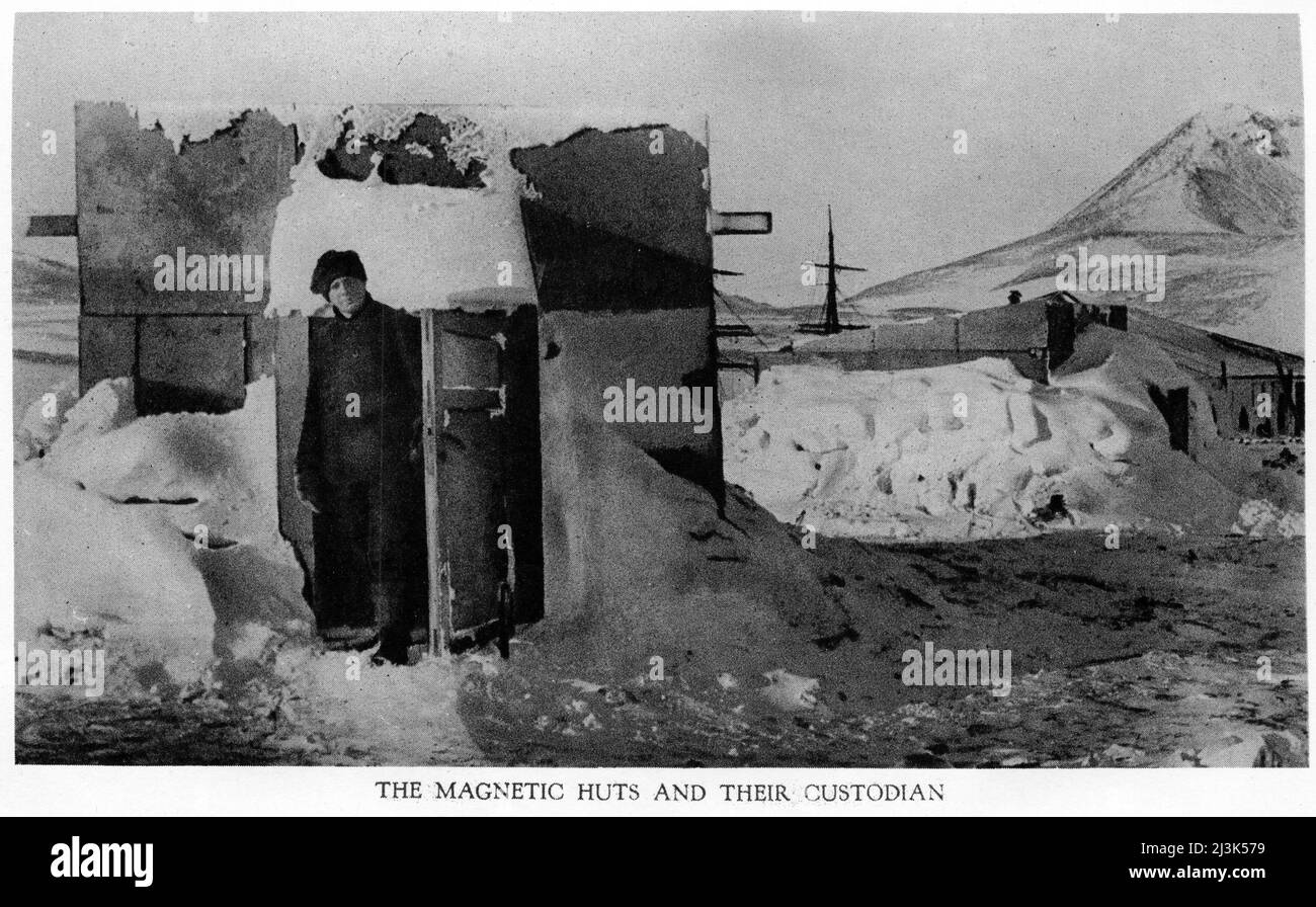 Photographie en demi-ton des huttes magnétiques et de leur gardien, utilisée par le parti de Robert Falcon Scott lors de l'expédition de découverte en Antarctique en 1902 Banque D'Images