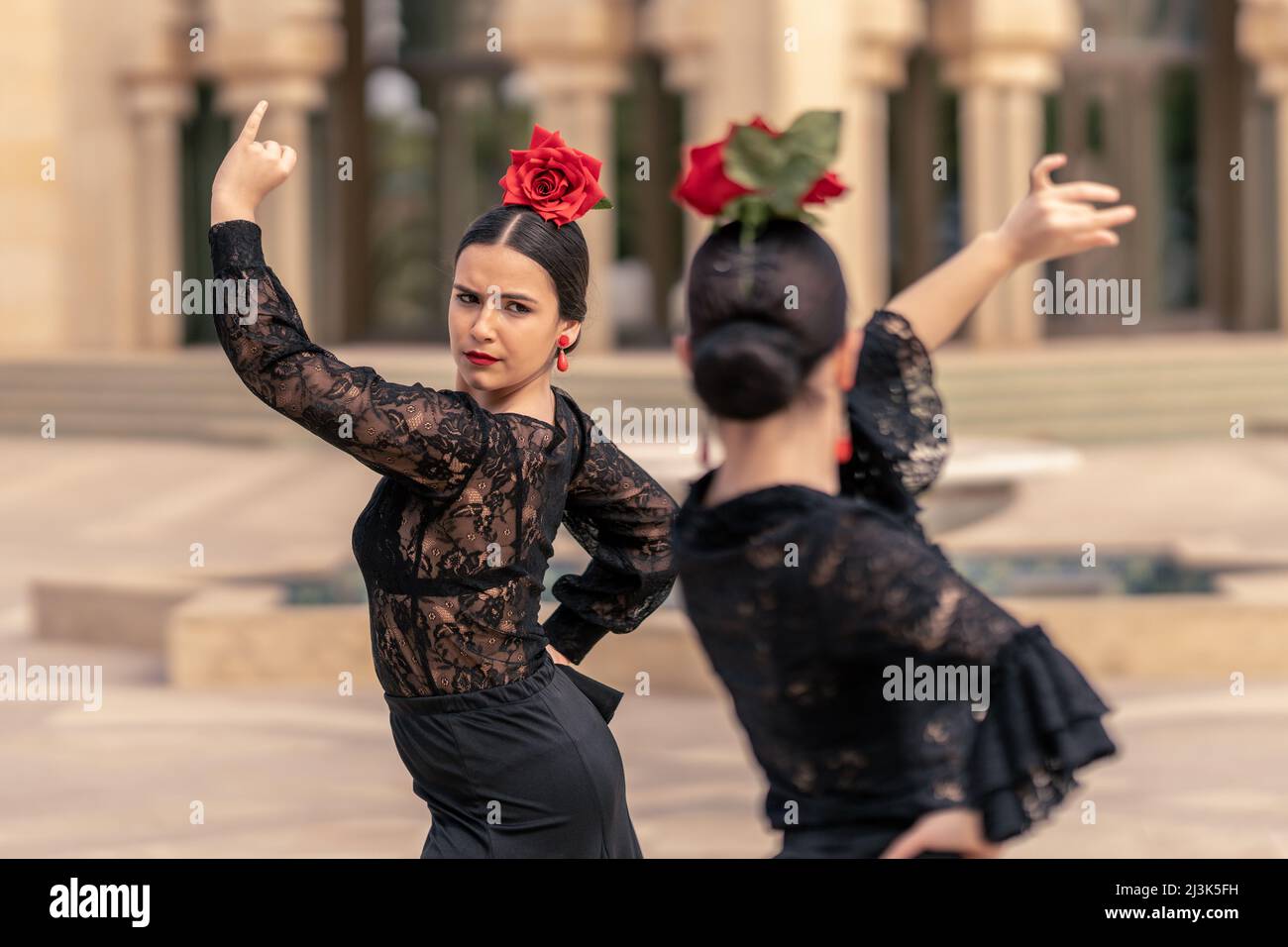 jeune danseuse de flamenco vêtue de danse noire avec son partenaire Banque D'Images