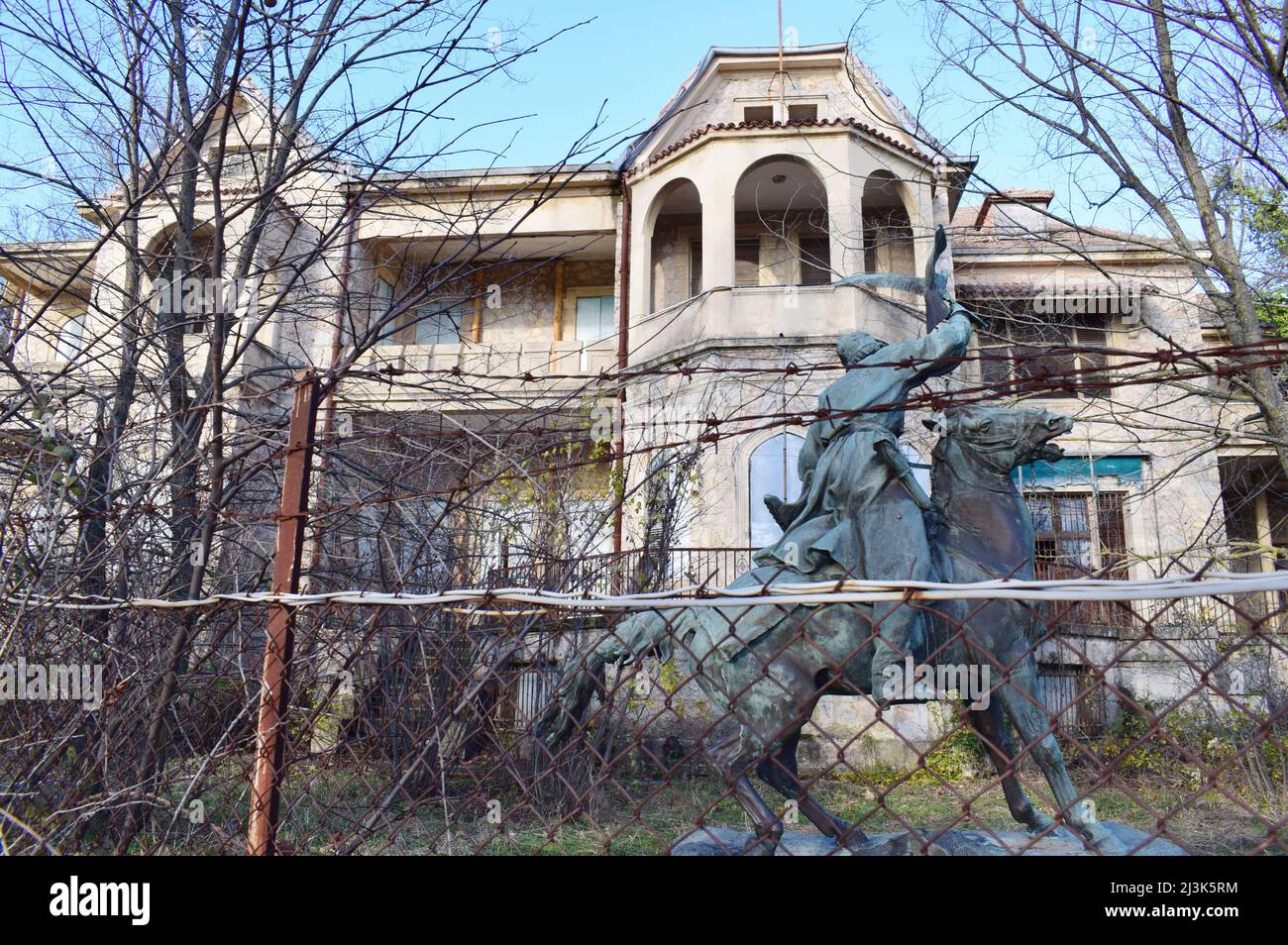 Détail d'une sculpture d'un chasseur à cheval au Palais d'été de l'ancienne famille royale grecque à Tatoi, Acharnes, Grèce Banque D'Images