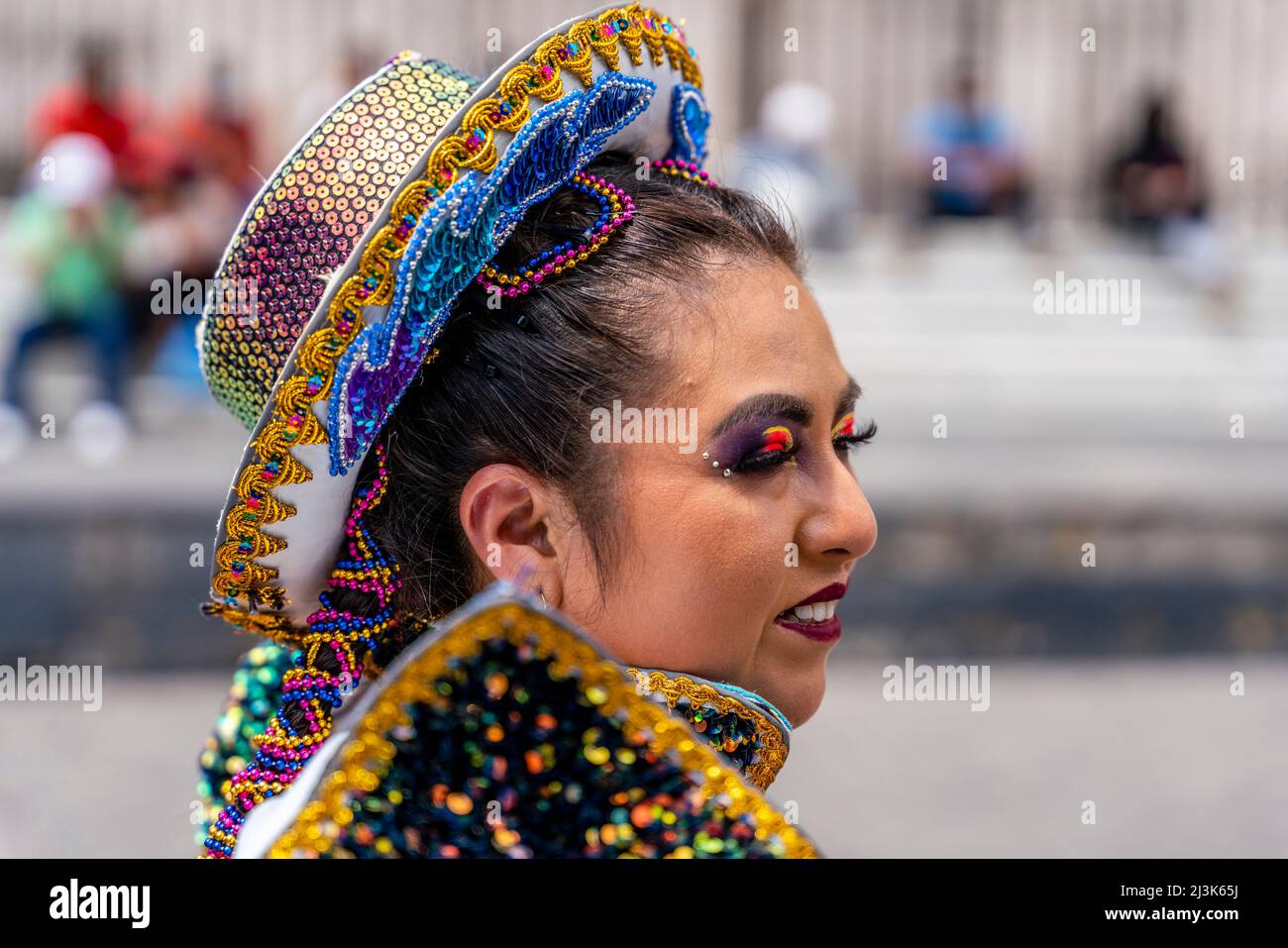 Une jeune danseuse en costume traditionnel sur la Plaza de Armas, Arequipa, région d'Arequipa, Pérou. Banque D'Images