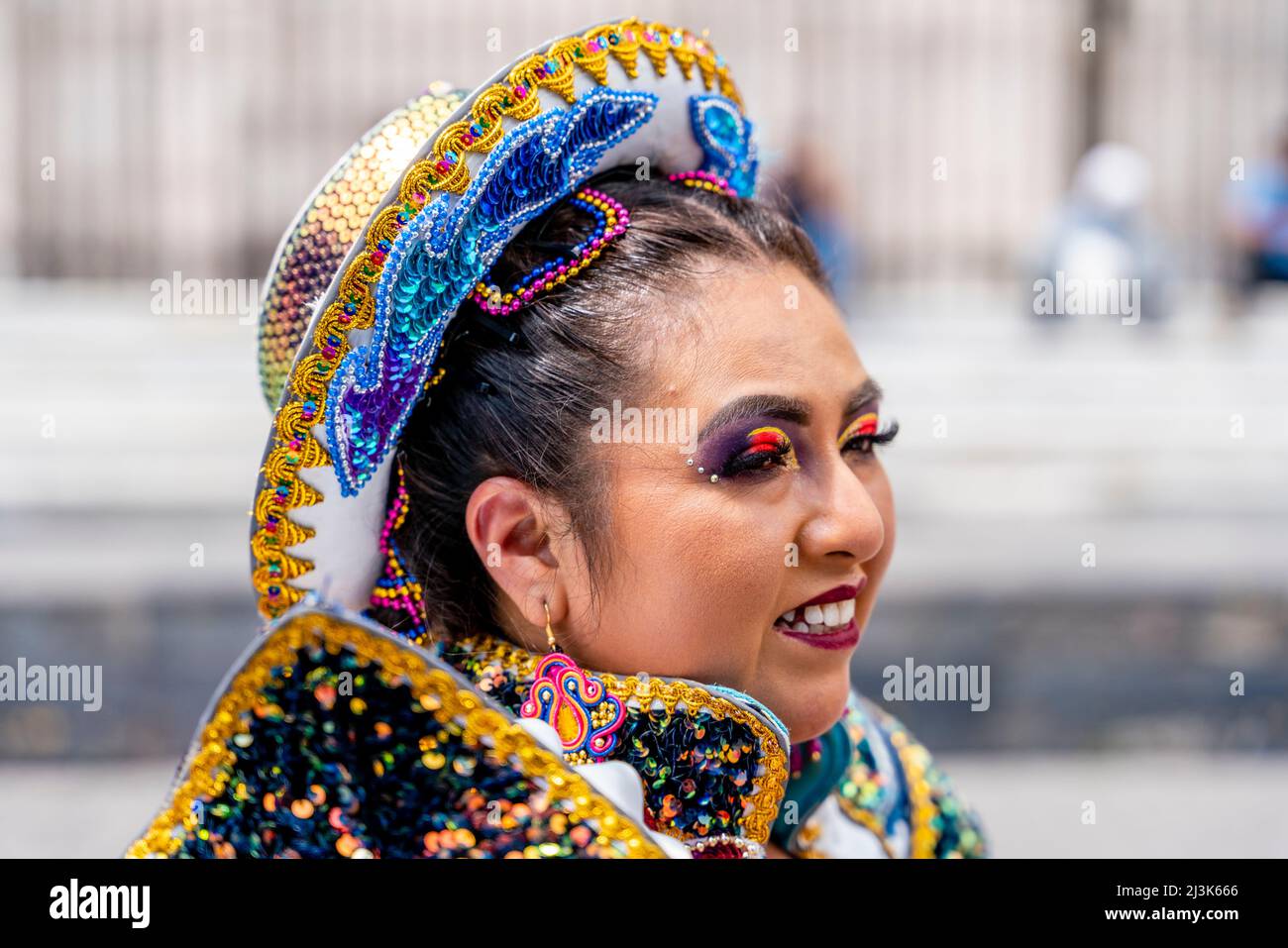 Une jeune danseuse en costume traditionnel sur la Plaza de Armas, Arequipa, région d'Arequipa, Pérou. Banque D'Images