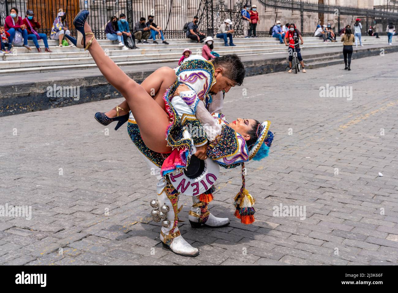 Les jeunes d'Une troupe de danse traditionnelle se font jouer sur la Plaza de Armas (place principale) Arequipa, région d'Arequipa, Pérou. Banque D'Images