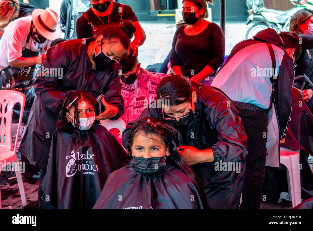 Les jeunes Péruviens ont coupé leurs cheveux à Arequipa, au Pérou, en réponse à une demande des médias sociaux pour que les cheveux trempent de l'huile provenant de la marée noire de Callao. Banque D'Images
