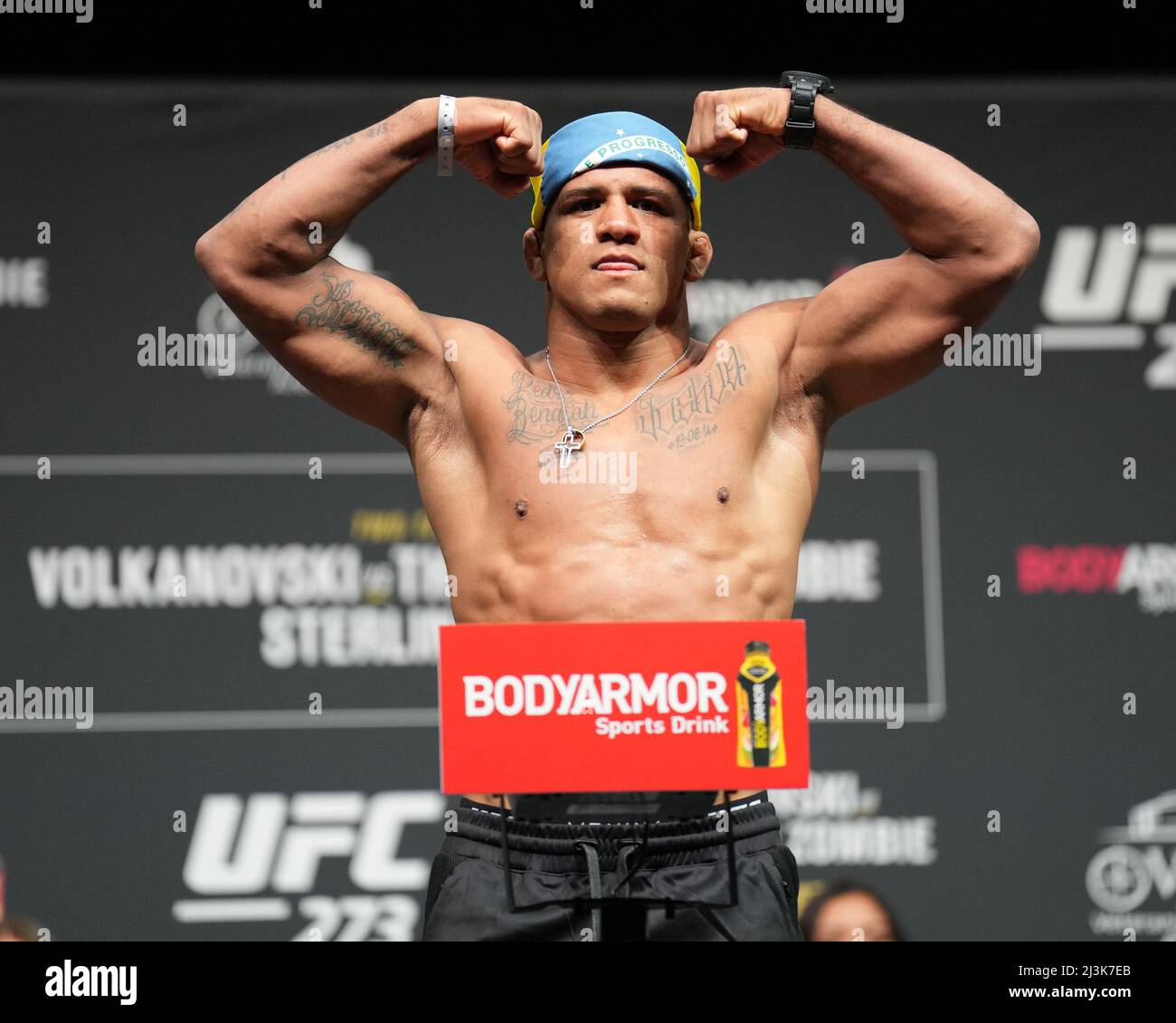 Floride, États-Unis. 08th avril 2022. JACKSONVILLE, FL - avril 8 : Gilbert Burns est sur la balance pour les fans de Vystar Memorial Arena pour UFC 273 - Volkanovski vs le Coréen - Ceremonial Weeins le 8 avril 2022 à Jacksonville, Floride, États-Unis. (Photo de Louis Grasse/PxImages) crédit: PX Images/Alamy Live News Banque D'Images