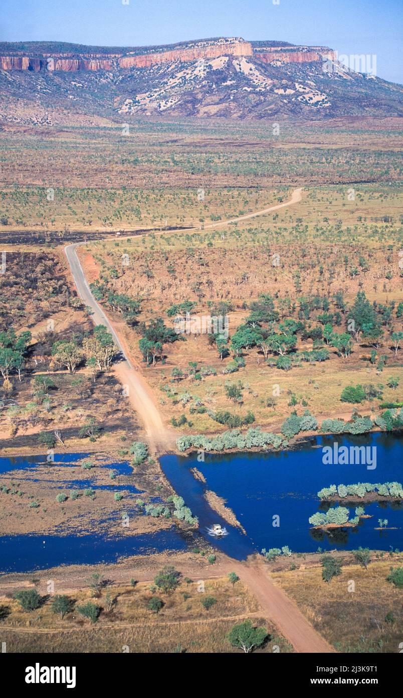 La route de la rivière Gibb traversant la Pentecôte, région de Kimberley, Australie occidentale. Banque D'Images