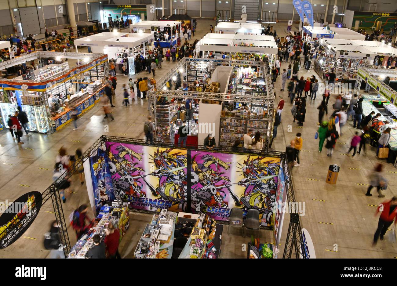 Rome, Italie. 8th avril 2022. Les gens visitent Romics, un festival international de quatre jours de BD, d'animation et de jeux à Rome, Italie, le 8 avril 2022. Credit: Jin Mamengni/Xinhua/Alamy Live News Banque D'Images