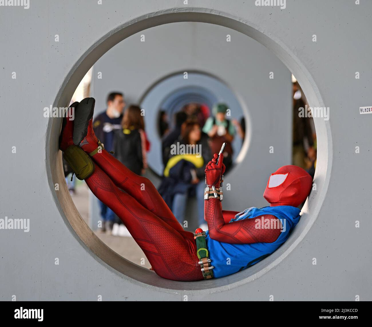 Rome, Italie. 8th avril 2022. Un cosplayer est vu à Romics, un festival international de quatre jours de BD, d'animation et de jeux à Rome, Italie, le 8 avril 2022. Credit: Jin Mamengni/Xinhua/Alamy Live News Banque D'Images