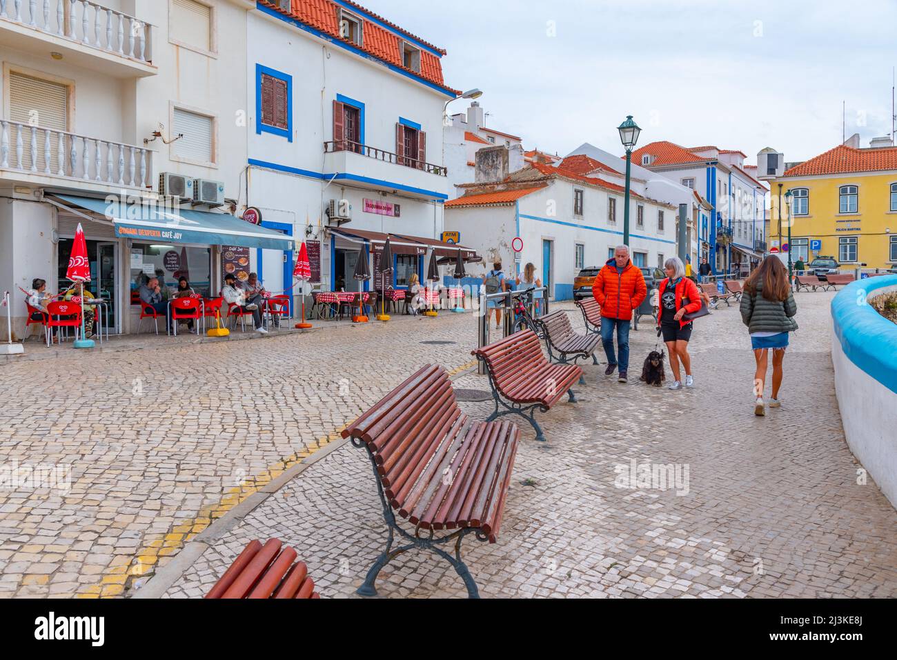 Ericeira, Portugal, 28 octobre 2021 : rue commerciale de la ville portugaise Ericeira. Banque D'Images