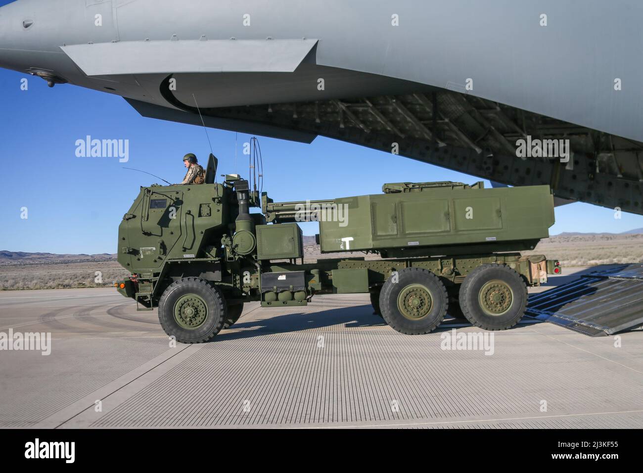 Le personnel militaire des États-Unis délègue un système de fusée d'artillerie à haute mobilité d'un C-17 Globemaster III au cours du cours d'instructeur d'armes et de tactiques (WTI) 2-22 à Dugway Proving Ground, Dugway, Utah, le 6 avril 2022. Le WTI est un événement d'entraînement de sept semaines, organisé par l'escadron 1 des armes et tactiques de l'aviation maritime, qui met l'accent sur le développement de petites expérimentations d'unités organisées par des tâches dans toutes les fonctions de combat, ainsi que sur l'amélioration de la capacité du bataillon de diriger et de contrôler, la planification de l'aide au feu, les fonctions de renseignement, et un soutien logistique à des opérati distribués au niveau de l'entreprise Banque D'Images