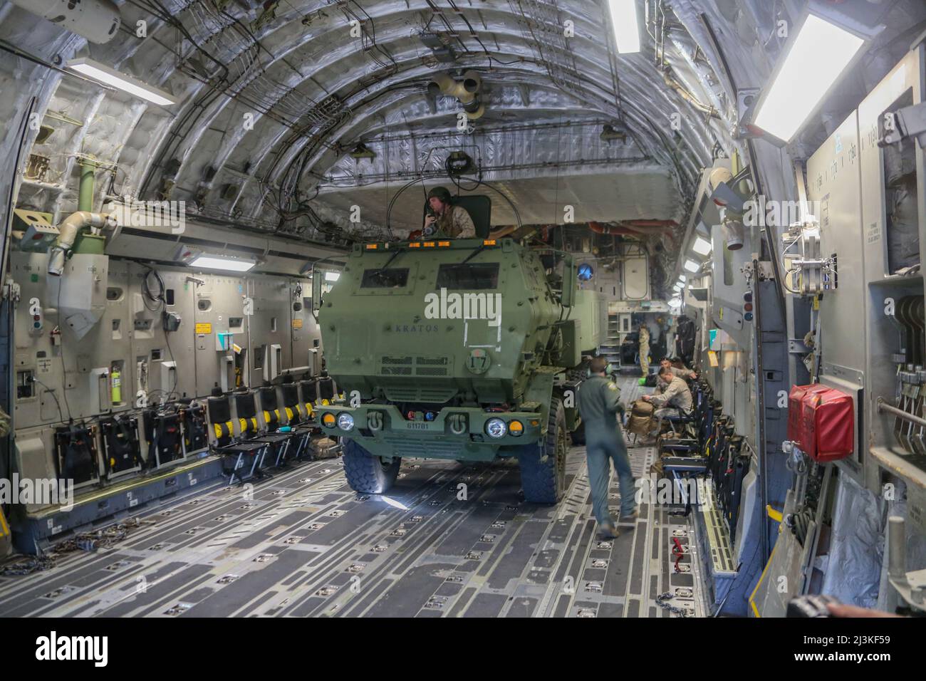 Le personnel militaire des États-Unis se prépare à décharger un système de fusée d'artillerie à haute mobilité d'un cours C-17 Globemaster III au cours du cours d'instructeur d'armes et de tactiques (WTI) 2-22 au terrain d'essai de Dugway, Dugway (Utah), le 6 avril 2022. Le WTI est un événement d'entraînement de sept semaines, organisé par l'escadron 1 des armes et tactiques de l'aviation maritime, qui met l'accent sur le développement de petites expérimentations d'unités organisées par des tâches dans toutes les fonctions de combat, ainsi que sur l'amélioration de la capacité du bataillon de diriger et de contrôler, la planification de l'aide au feu, les fonctions de renseignement, et un soutien logistique à la société distribuée le Banque D'Images