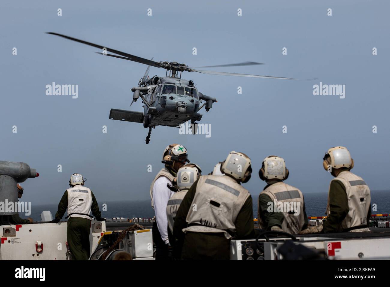 Les Marines des États-Unis avec l'élément combat aérien de l'unité expéditionnaire maritime 22nd et les marins avec le navire d'assaut amphibie USS Kearsarge (LHD 3) effectuent des opérations de vol pendant le problème de bataille de la flotte 22-1., le 19 mars 2022. La FBP 22-1 intègre des capacités navales pour soutenir des opérations spéciales, fournir une défense à terre et en mer, et développer l'utilisation de véhicules sous-marins sans pilote. (É.-U. Photo du corps marin par Cpl. Yvonna Guyette) Banque D'Images