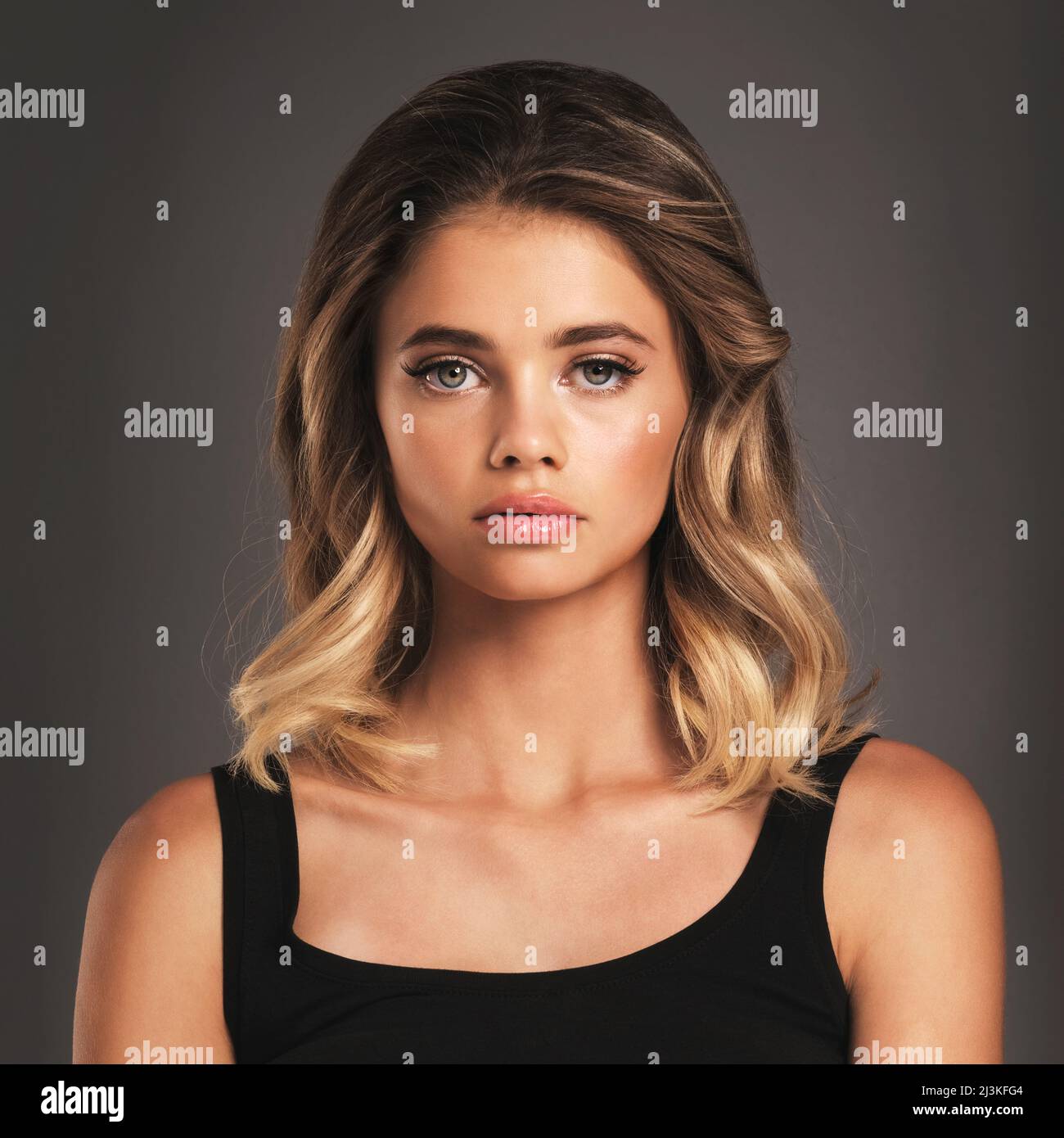 Plus qu'un joli visage. Portrait studio d'une jeune femme attrayante posant sur un fond sombre. Banque D'Images