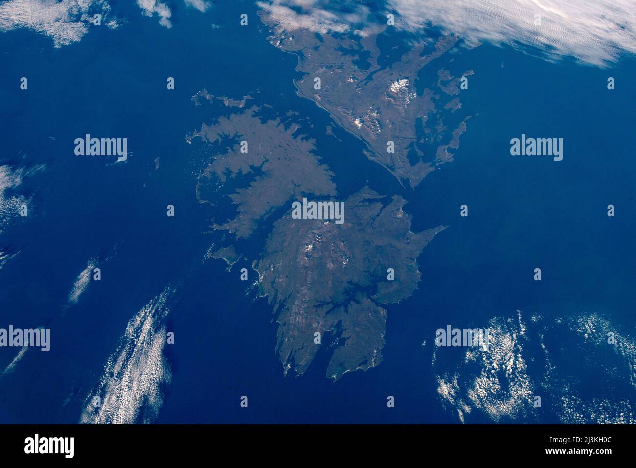 ISS - 30 novembre 2021 - l'archipel isolé des îles Falkland dans l'Atlantique Sud, vu d'une orbite de la Stati spatiale internationale Banque D'Images