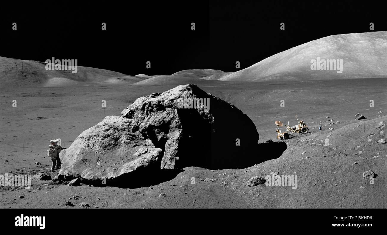 Harrison Schmitt travaille à côté de Tracy's Rock pendant la mission Apollo 17. Banque D'Images