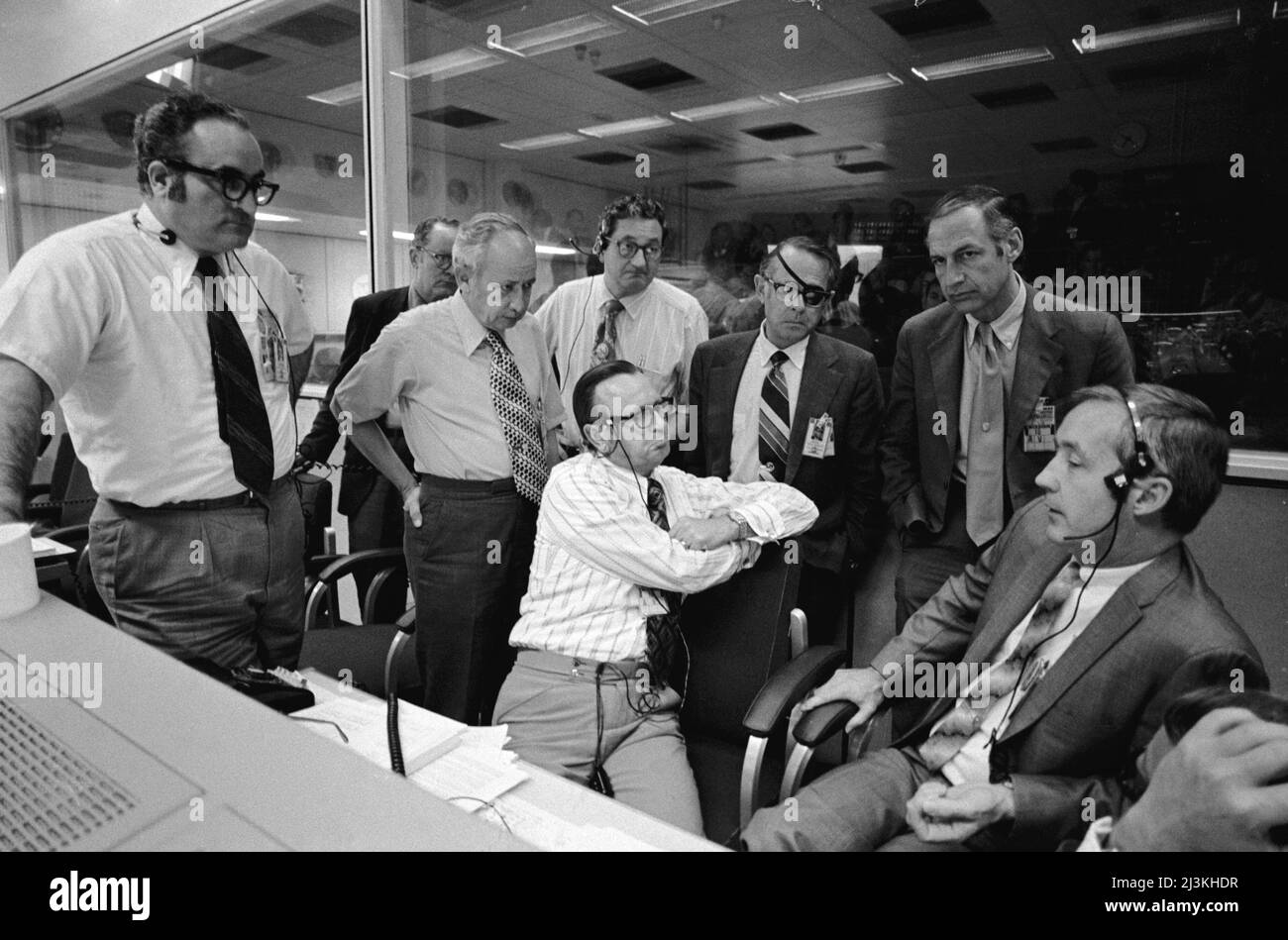 Les responsables de la NASA se réunissent autour d'une console dans la salle de contrôle des opérations de la mission (MOCR) du Centre de contrôle de la mission (MCC) avant de décider d'atterrir l'Apollo 16 sur la lune ou d'abandonner l'atterrissage. Le Dr Christopher C. Kraft Jr., directeur du Centre spatial habité (SMC), et Brig sont assis, de gauche à droite. Le général James A. McDivitt (USAF), directeur, Bureau du programme de l'engin spatial Apollo, SMC; et debout, de gauche à droite, sont le Dr Rocco A. Petrone, directeur du programme Apollo, vol spatial de bureau (OMSF), QG de la NASA; le capitaine John K. Holcomb (États-Unis Navy, Ret.), Directeur d'Apollo Ope Banque D'Images
