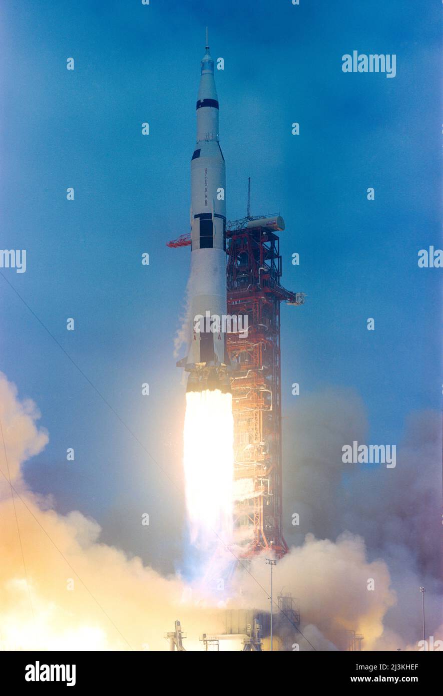 L'énorme fusée Apollo 10 de 363 pieds de haut (vaisseau spatial 108/Lunar module 6/Saturn 507) est lancée à partir du Centre spatial Kennedy. Mai 18 1969 Banque D'Images