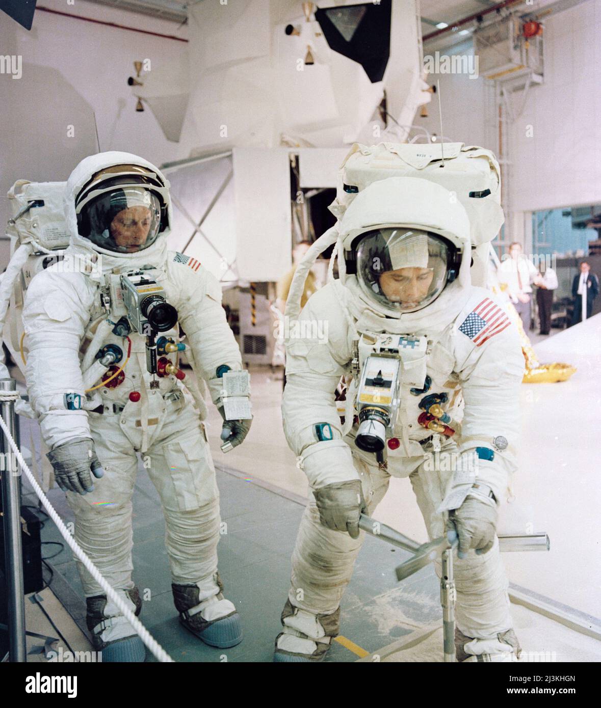 Le commandant de l'Apollo 12, Charles « Pete » Conrad et le pilote du module Lunar, Alan Bean, répètent les activités de surface lunaire Banque D'Images