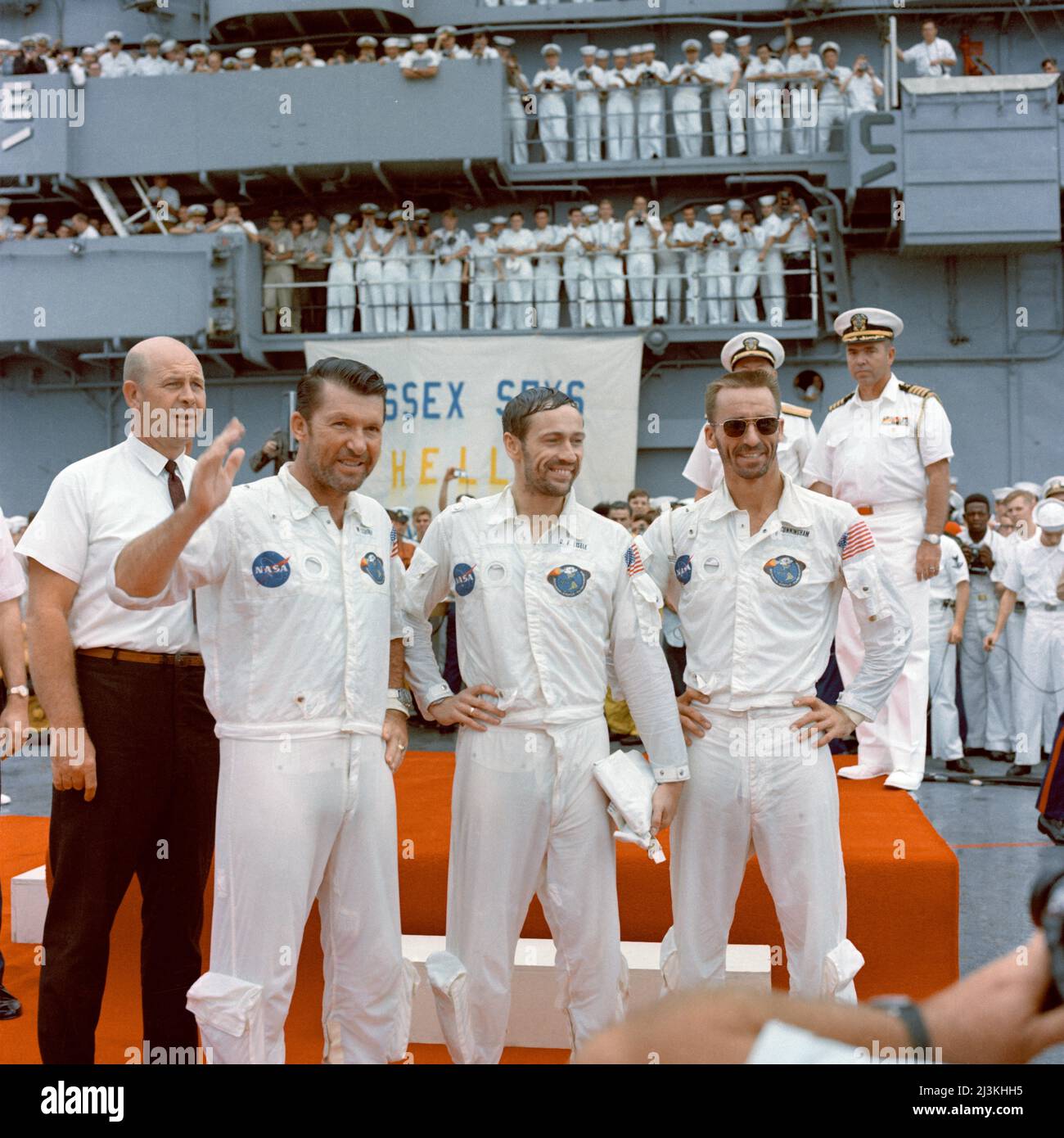 Le 22 octobre 1968, l'équipage de l'Apollo 7 à bord du porte-avions USS Essex de la Marine américaine après splashdown. Il s'agissait du premier Apollo splashdown et, par conséquent, du premier « atterrissage » de trois personnes pour la NASA. De gauche à droite se trouvent les astronautes Walter Schirra, commandant; Don Eisele, pilote du module de commande; Walter Cunningham, pilote de module lunaire. Dans le contexte de gauche se trouve le Dr Donald E. Stullken, chef de l'équipe de récupération de la NASA, de la division Landing and Recovery du centre spatial habité. Banque D'Images